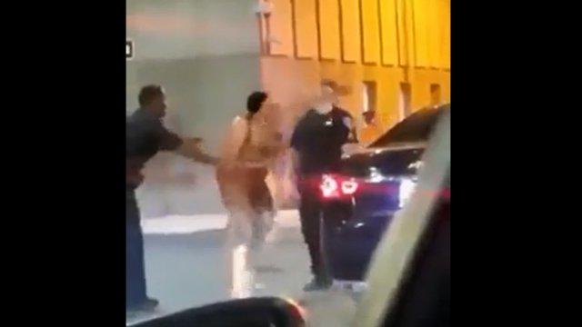 Policjant znokautował agresywną kobietę, która uderzyła innego policjanta. [VIDEO]