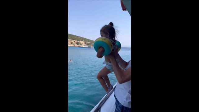 Ojciec roku wyrzucił swoją córkę z jachtu do wody