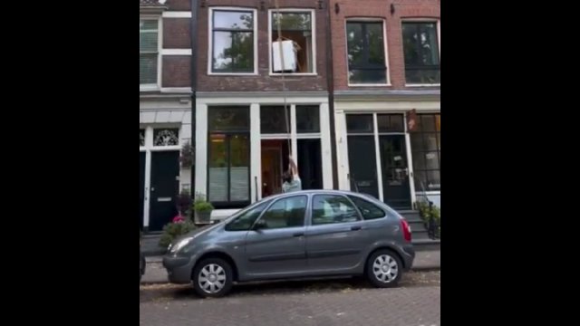 Wynoszenie pralki przez fachowców w Amsterdamie. Ktoś tutaj dał ciała [WIDEO]