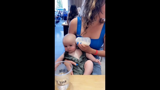 Aby zapobiec próchnicy butelkowej u dziecka, należy karmić je przez ucho [WIDEO]