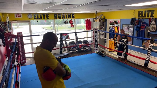 Trener boksu daje lekcję życia cwaniaczkowi z ulicy