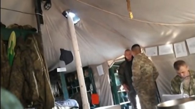 Rosyjski sierżant bije własnego żołnierza