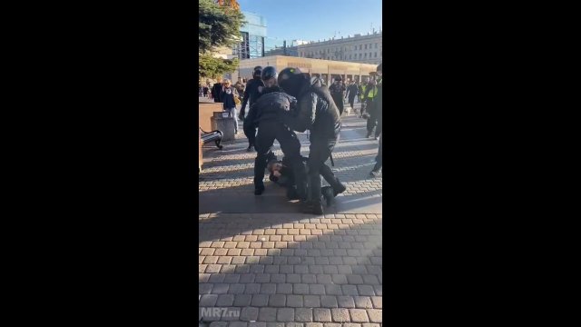 Petersburg: Policja brutalnie bije protestujących
