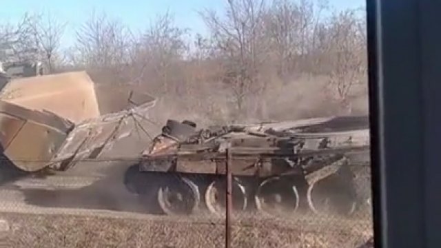 Czas ukraińskich rolników trwa - zabierane są pozostałości zniszczonego rosyjskiego czołgu T-72