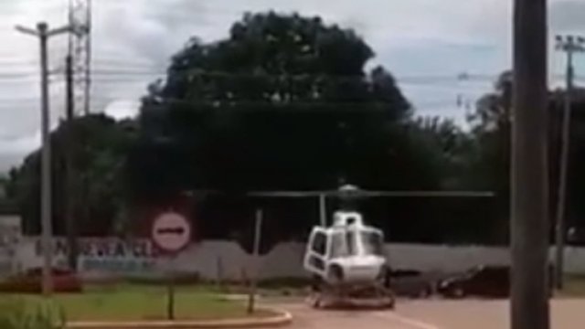 Kierowca nie zauważył helikoptera, który wylądował na drodze