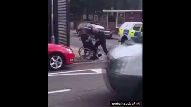 Policjant pobił mężczyznę na wózku! Szarpał i uderzał go po głowie [WIDEO]