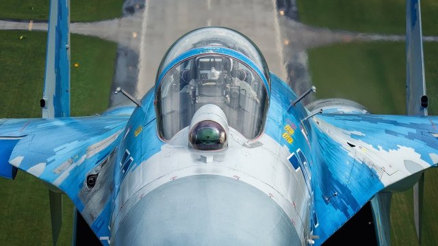 Su-27 Podczas Aerobaltic i prawie "pocałunek" w locie z fotografami.
