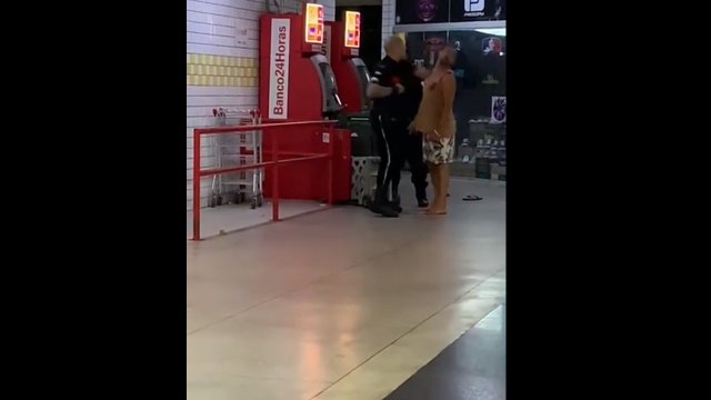 Kłótnia z ochroniarzem w markecie zakończona szybkim nokautem