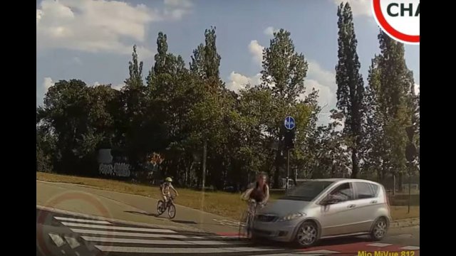 Potrącenie rowerzystki na oczach dziecka na przejeździe rowerowym w Łodzi [WIDEO]