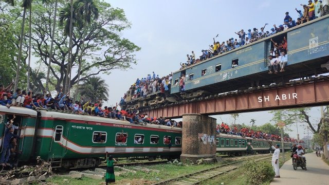 Aż ciężko uwierzyć, że tak wygląda podróżowanie pociągiem w Indiach [WIDEO]