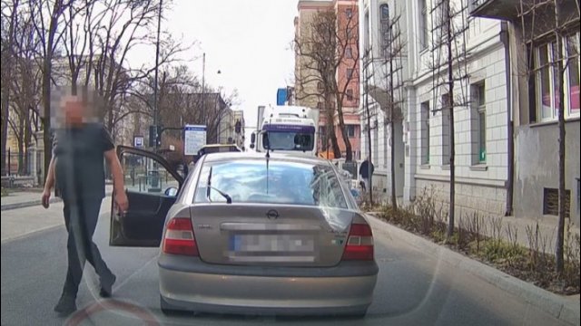 Momentalna karma dla kozaka w Oplu. Skasował auto i szybko uciekł