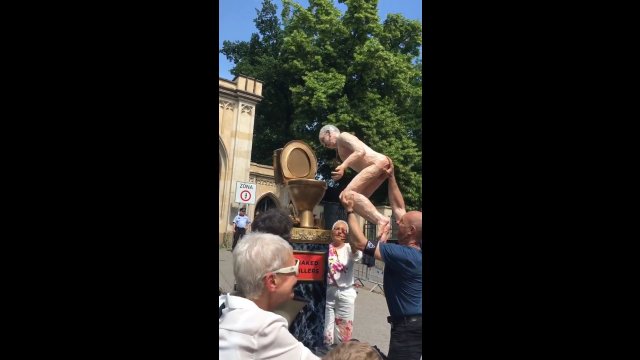 Protest przed ambasadą Rosji w Pradze. Goły Putin na złotym sedesie