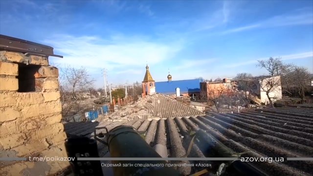 Bojownicy Azov atakują rosyjski czołg z dachu budynku