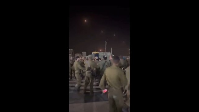 Radość izraelskiego wojska. Bawią się podczas wybuchu rakiet nad ich głowami [WIDEO]