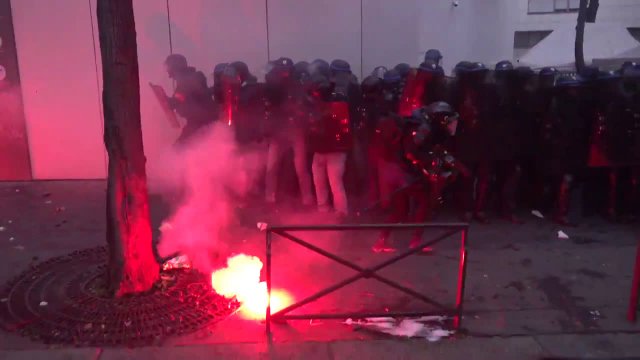 Francja: Protesty w Paryżu. Zdemolowane budynki, spalone samochody