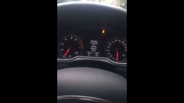 Bezmyślny kierowca rozbija samochód, próbując sfilmować, jak przekracza prędkość