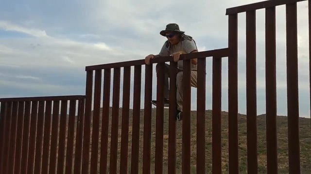 Facet pokazuje łatwy sposób przekroczenia granicy Meksyku z USA [WIDEO]