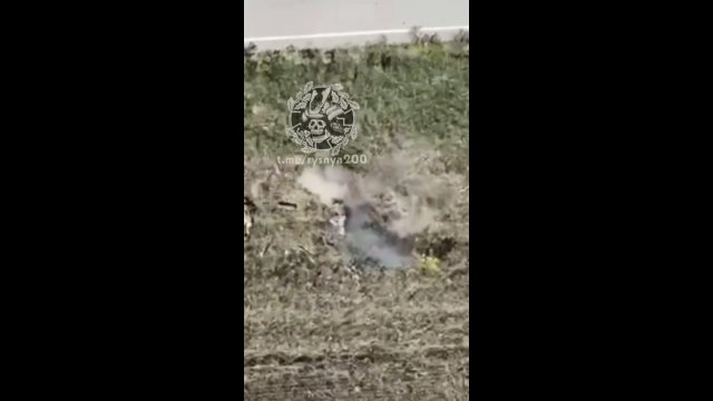 Dron zrzuca pocisk na śpiących rosyjskich żołnierzy