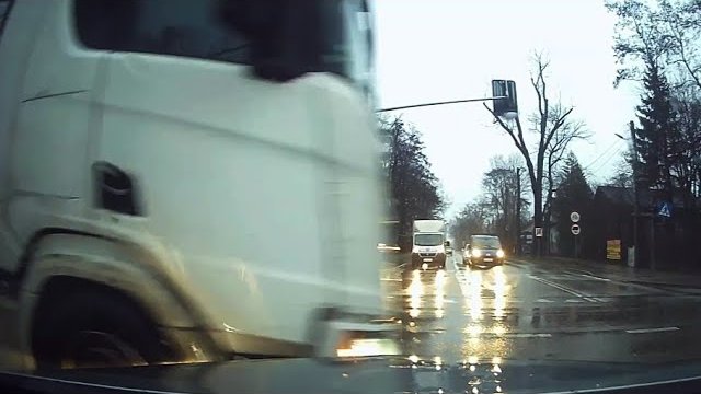 Rozkojarzony kierowca o mało nie wjechał pod ciężarówkę