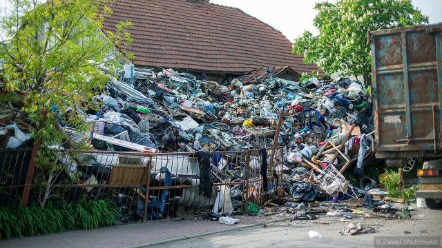 Kilkadziesiąt ton śmieci na posesji w Piątnicy