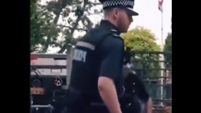 Mężczyzna aresztowany w UK za wstawienie postu na FB [WIDEO]