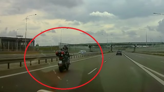 Bezmyślny motocyklista ryzykuje własnym życiem, aby pokazać kto tu rządzi