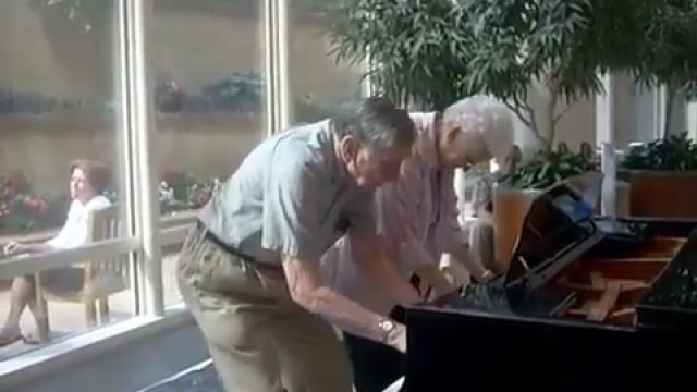 Staruszkowie dorwali się do pianina