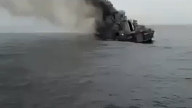 Rosyjski okręt wojenny "Moskwa" idzie pod wodę