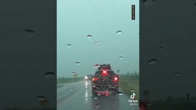 Niezwykłe nagranie uderzenia pioruna w auto podczas jazdy