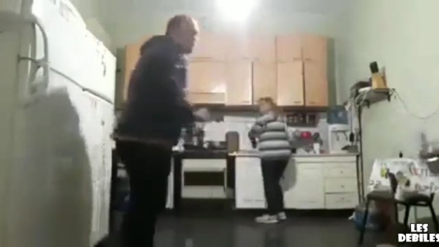 Żona ukarała męża za grę w piłkę, w kuchni