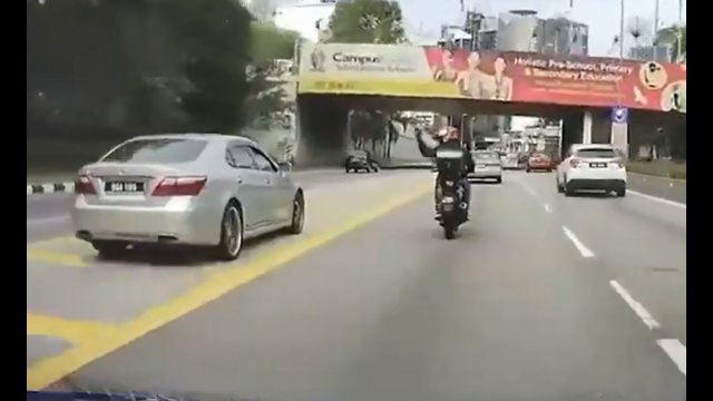 Gość na skuterze odgrażał się kierowcy, który nie puścił tego płazem [VIDEO]