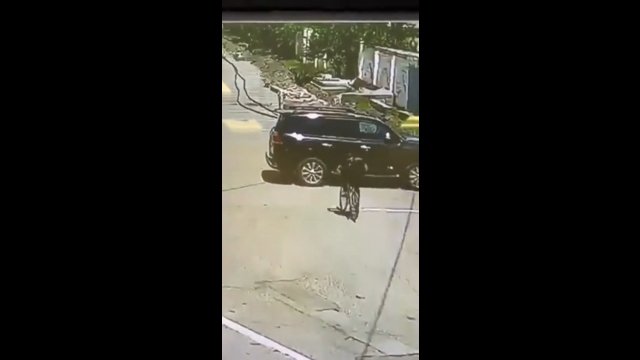 Rozpędzony dzieciak wbił się rowerem w zaparkowane auto