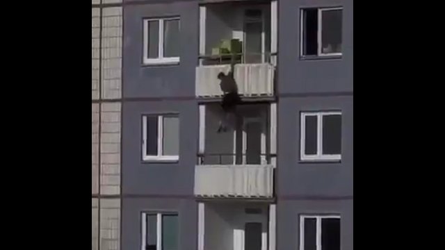 Próbował uciec przez balkon przed policją. Chyba zapomniał, że był na 17. piętrze [WIDEO]