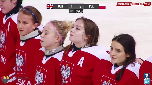 Młode hokeistki po wygranej z UK śpiewają (bardzo żywiołowo) Hymn polski.