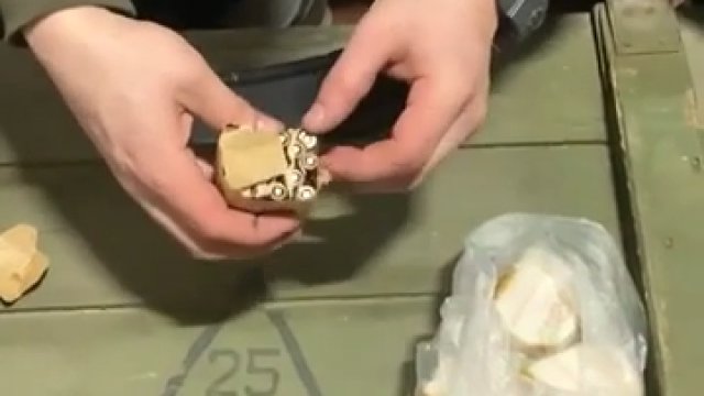 Ukraiński żołnierz przygotowuje prezent dla Czeczenów (Muzułmanów)