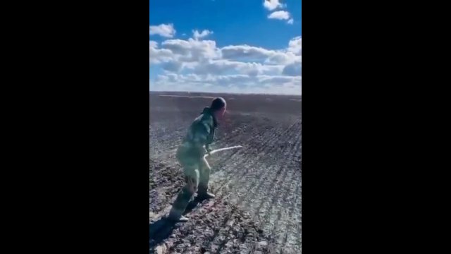 Ukraiński żołnierz odpala minę lądową