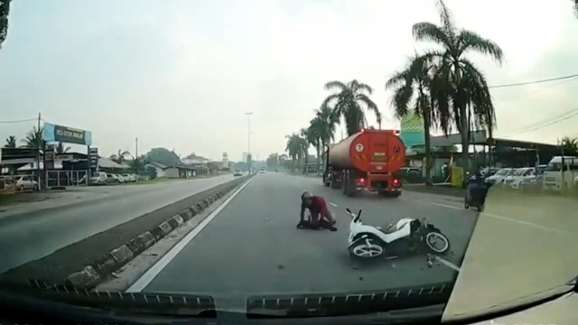 Motocyklista na własne życzenie prawie wjechał pod ciężarówkę