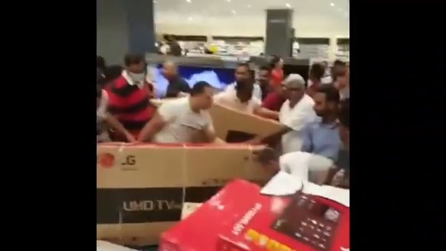 Promocja w supermarkecie w Abu Dhabi. Tłum rzucił się na towary
