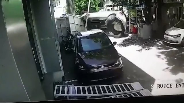 Facet przewraca swój samochód kilka sekund po tym, jak go kupił