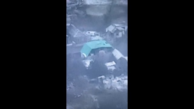 Dron rejestruje uderzenie HIMARS w rosyjskich żołnierzy ukrywających się w budynku