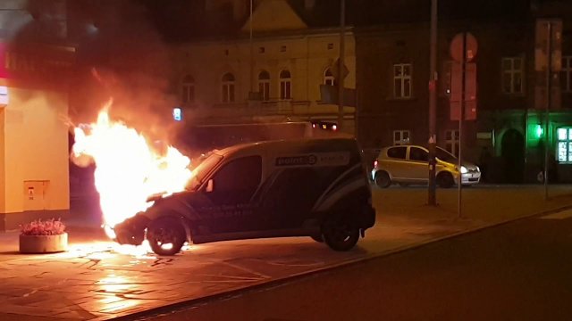 W Krakowie samochód sam się zapalił na parkingu