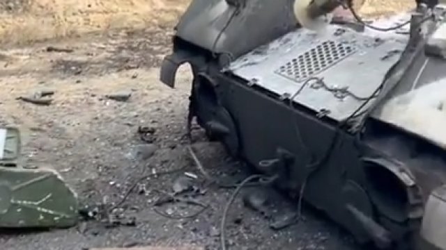 Całkowicie zniszczony rosyjski BMD-2 w okolicach Chersonia