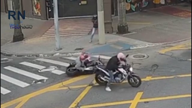 Dwóch złodziei próbuje ukraść motocykl uzbrojonemu mężczyźnie