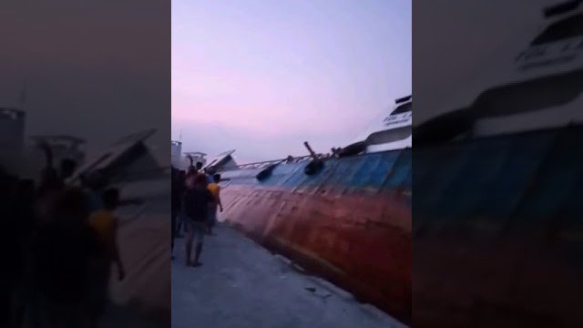 Statek przewraca się i tonie w Indonezji