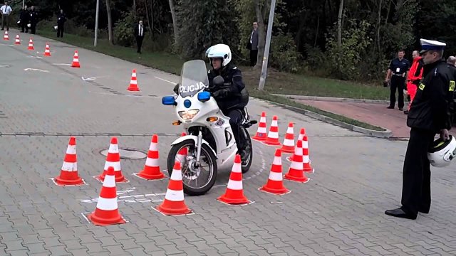 Żenujący popis polskiego policjanta na motocyklu. Dobrze, że się nie zabił!