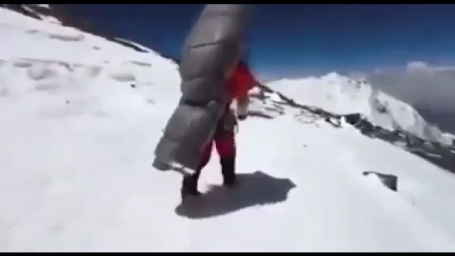 Zniósł na swoich plecach wspinacza ze „strefy śmierci” na Mount Everest! [WIDEO]