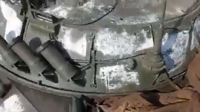 Ukraiński żołnierz pokazuje zdobyty rosyjski pojazd wojskowy - koszmarny stan techniczny