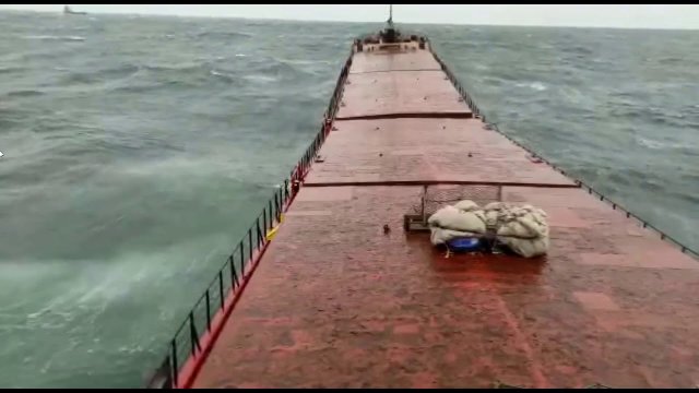 Statek złamany przez fale na morzu