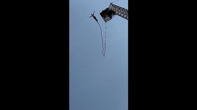 Podczas skoku na bungee zerwała się lina. Turysta otrzymał zwrot pieniędzy