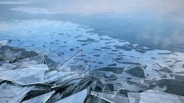Tafle lodu powoli spływające z jeziora